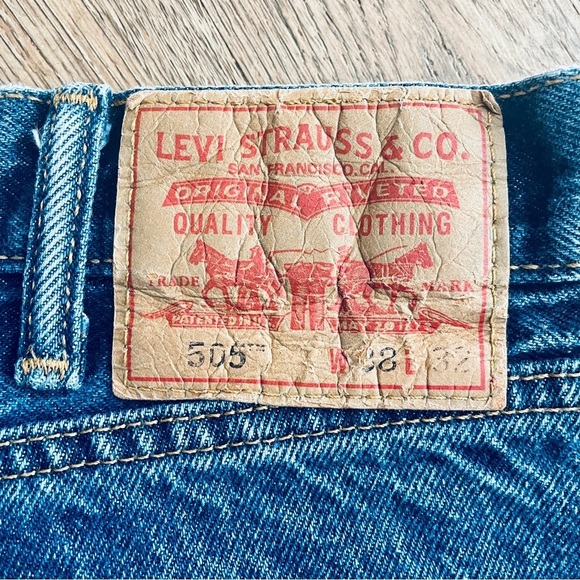 Levi's Jeans 38x32 505 Straight Fit Medium to Dark Wash Blue Jeans - Picture 2 of 8